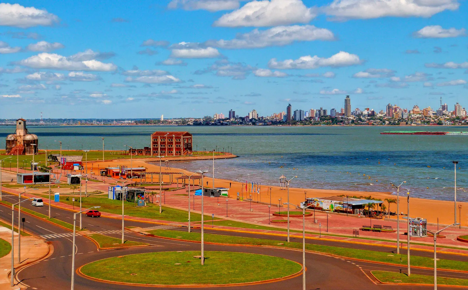 Avenida Costanera e Playa San José, às margens do rio Paraná, em Encarnación